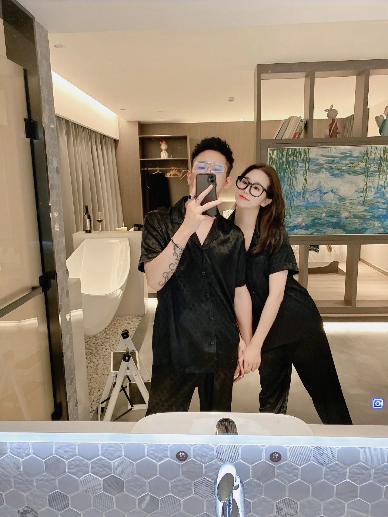 🅿️360 Croxin Home Clothes High-end Korean silk fabric is skin-friendly, soft and comfortable. Same style for men and women. Women’s sizes: XS~M, men’s sizes: M, L